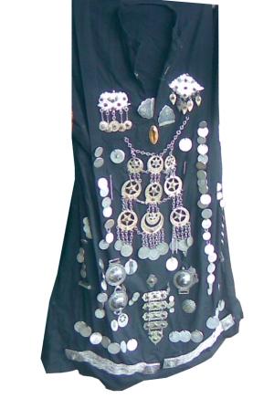  Платье с серебрянными украшениями с. Нахки